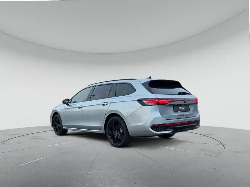 Gebraucht VW Passat Style 150 PS (110 kW) 2024 Oyster silver metallic Kombi