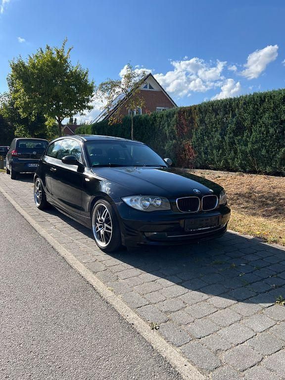 Schwarz Gebraucht 2009 BMW 118 Kleinwagen | 3.490 € (Superpreis) - Bild 1/4