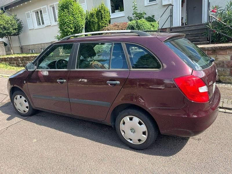 Rot Gebraucht 2010 Skoda Fabia Cool Edition Kombi | 2.300 € (Guter Preis) - Bild 1/4