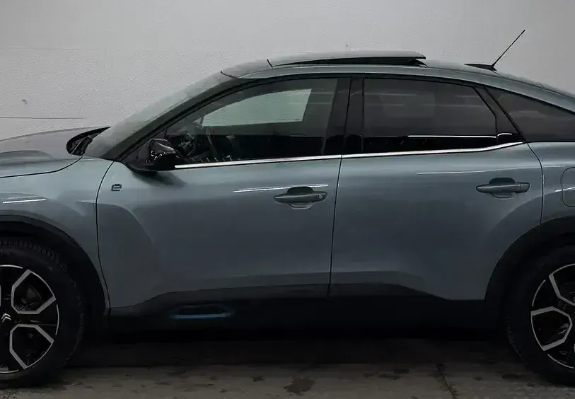 Używany Citroën e-C4 Shine 146 kW (199 KM) 2023 Niebieski Sedan/Limuzyna