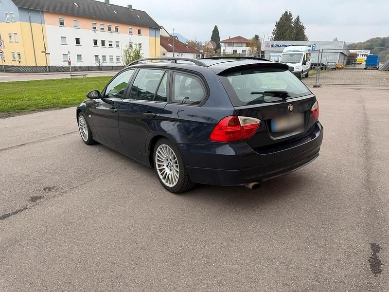 Gebraucht BMW 320 163 PS (119 kW) 2006 Blau Kombi
