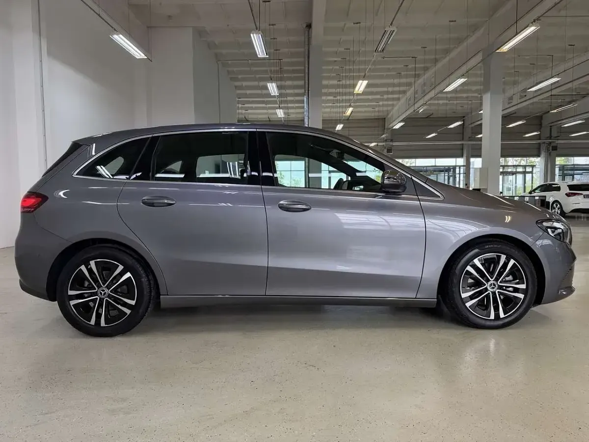 Gebraucht Mercedes B180 Progressive 136 PS (100 kW) 2024 Metalliclack mountaingrau Van / Kleinbus