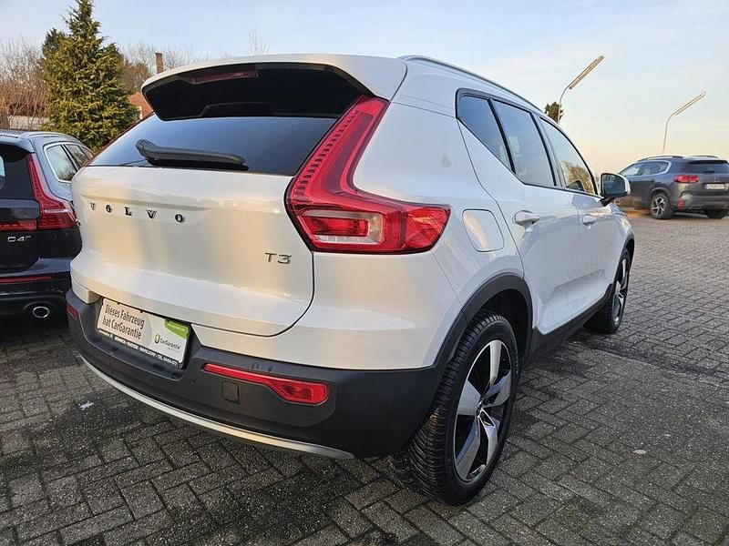 Gebraucht Volvo XC40 Momentum 163 PS (119 kW) 2021 Weiß SUV