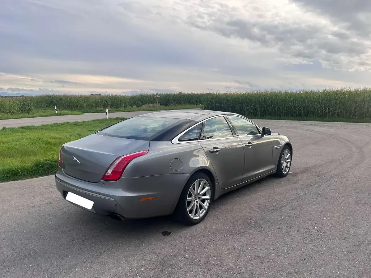 Gebraucht Jaguar XJ Premium Luxury 275 PS (202 kW) 2011 Silber Limousine