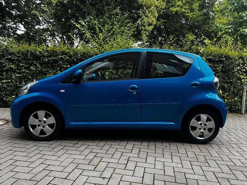 Blau Gebraucht 2009 Toyota Aygo Kleinwagen | 3.500 € (Fairer Preis) - Bild 1/4