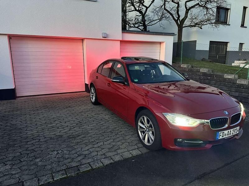 Gebraucht BMW 320 184 PS (135 kW) 2014 Rot Limousine