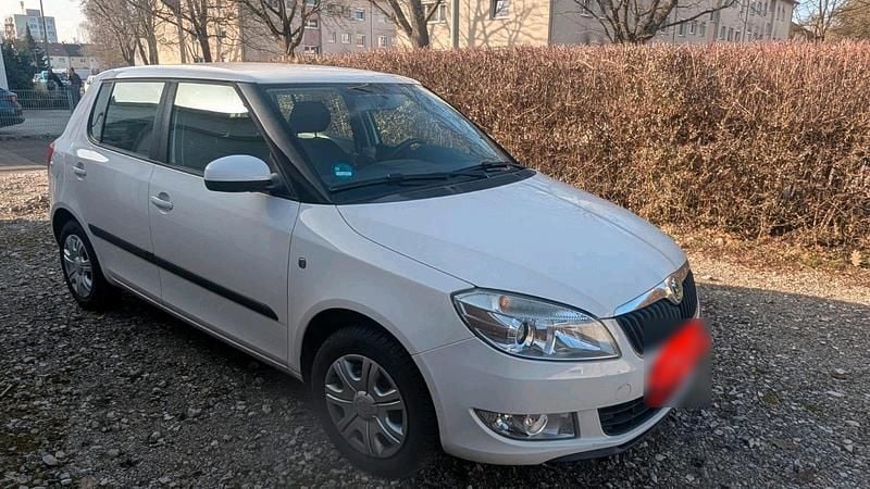 Gebraucht Skoda Fabia 60 PS (44 kW) 2011 Weiß Kleinwagen