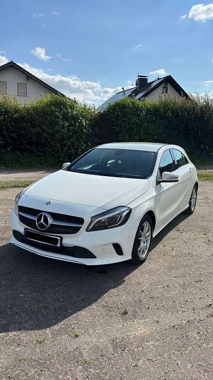 Weiß Gebraucht 2016 Mercedes 180 Limousine | 14.999 € - Bild 1/4