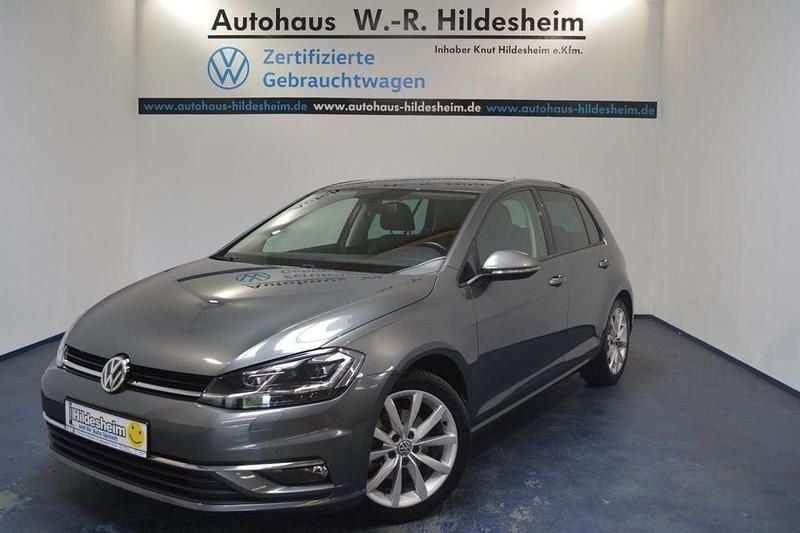 Grau Gebraucht 2018 VW Golf VII Highline Limousine | 16.830 € (Guter Preis) - Bild 1/4