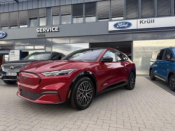Rot (rapid red metallic) Neu 2025 Ford Mustang Mach-E Premium SUV | 59.990 € (Teuer) - Bild 1/4