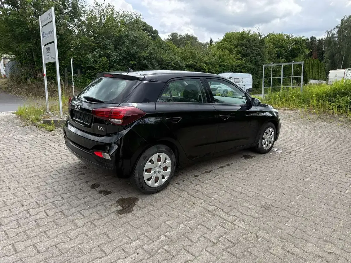 Gebraucht Hyundai i20 Select 75 PS (55 kW) 2019 Phantom black. / mic Kleinwagen