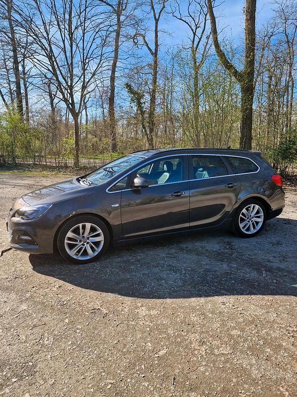 Grau Gebraucht 2014 Opel Astra Kombi | 7.772 € (Teuer) - Bild 1/4