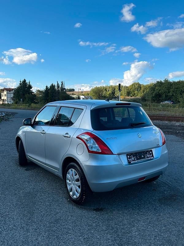 Silber Gebraucht 2011 Suzuki Swift Limousine | 4.499 € (Etwas zu teuer) - Bild 1/4