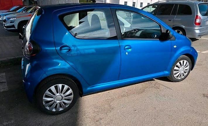 Gebraucht Toyota Aygo 68 PS (50 kW) 2010 Blau Kleinwagen
