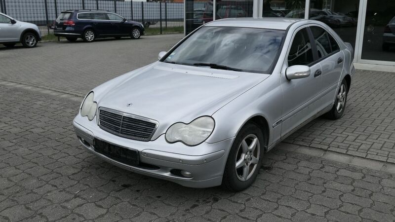 Brillantsilber metalliclack Gebraucht 2002 Mercedes C200 Limousine | 1.990 € (Superpreis) - Bild 1/4