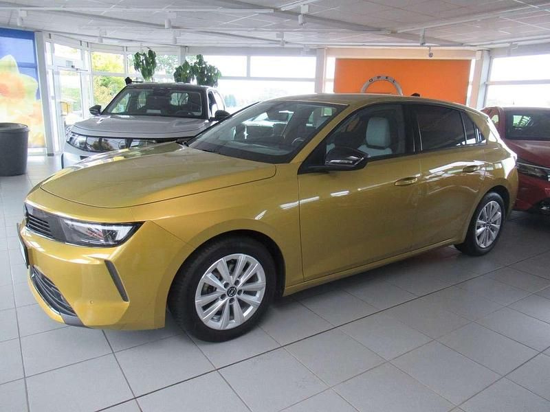 Lackierung amber yellow/typ au Gebraucht 2023 Opel Astra Elegance Limousine | 22.600 € (Fairer Preis) - Bild 1/4