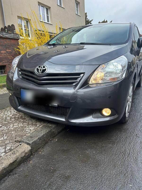 Grau Gebraucht 2009 Toyota Verso Van / Kleinbus | 7.500 € (Fairer Preis) - Bild 1/4