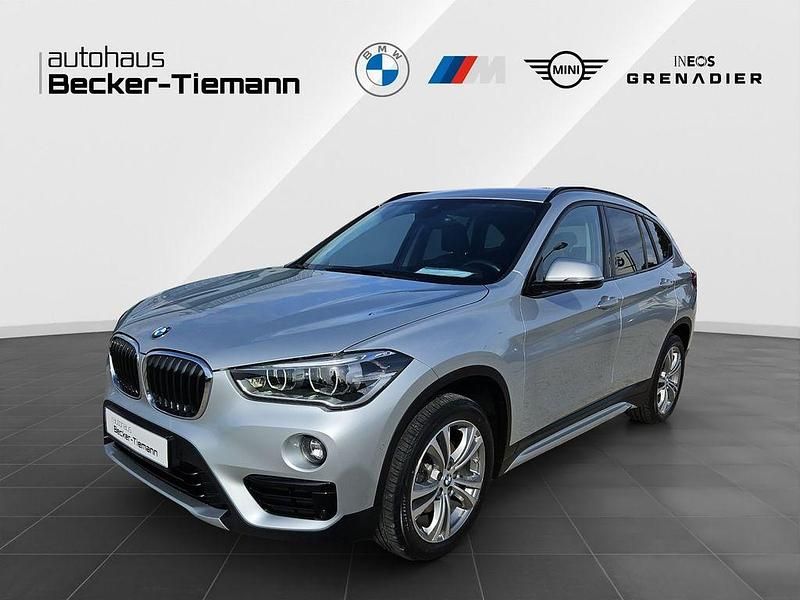 Glaciersilber Gebraucht 2018 BMW X1 Sport Line SUV | 21.198 € (Fairer Preis) - Bild 1/4