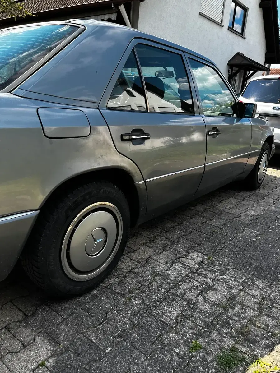 Gebraucht Mercedes 200 118 PS (86 kW) 1992 Silber Limousine