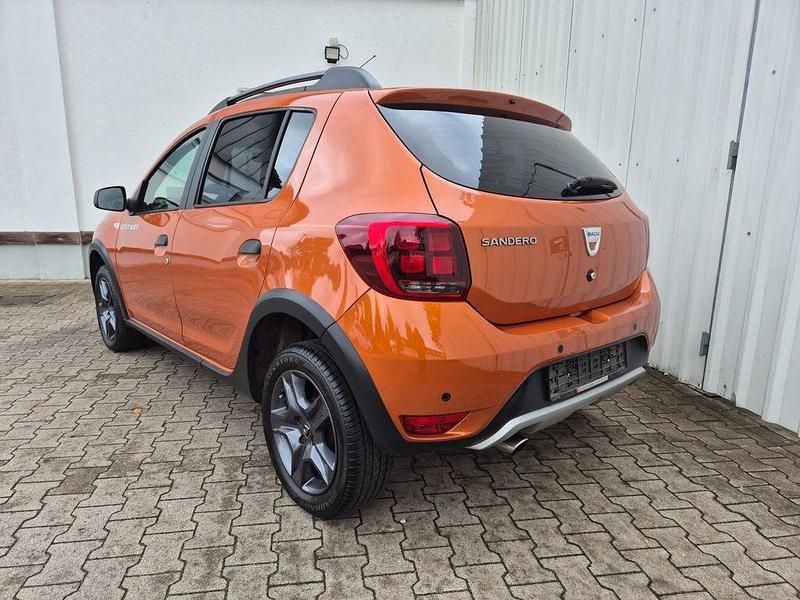 Gebraucht Dacia Sandero Celebration 90 PS (66 kW) 2017 Orange Kleinwagen