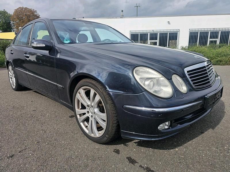 Grau Gebraucht 2002 Mercedes E240 Avantgarde Limousine | 2.950 € (Superpreis) - Bild 1/4