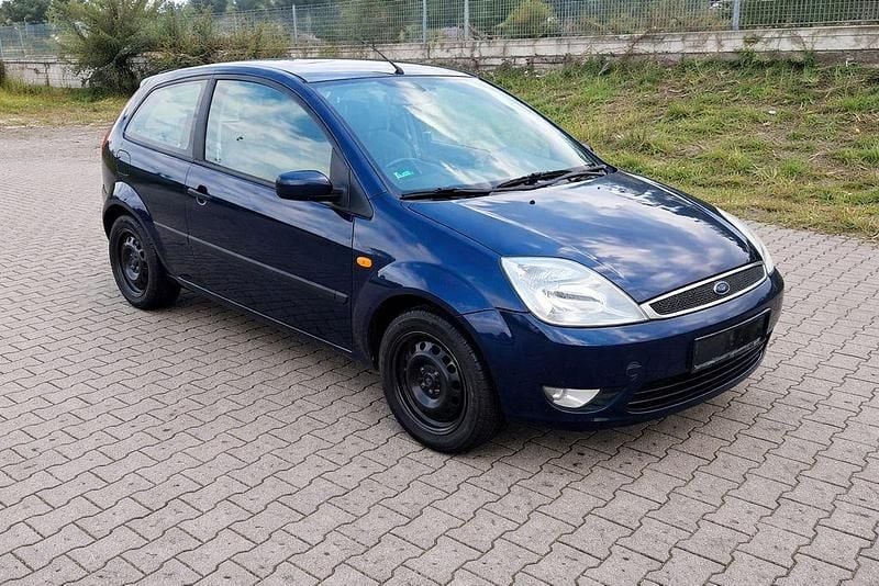 Gebraucht Ford Fiesta Ambiente 60 PS (44 kW) 2005 Blau Kleinwagen