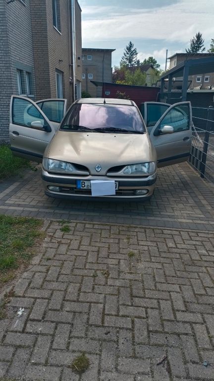 Gold Gebraucht 1998 Renault Mégane Limousine | 990 € (Fairer Preis) - Bild 1/4