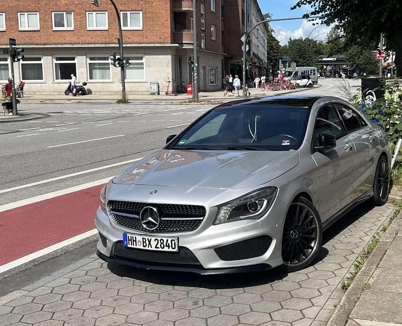Silber Gebraucht 2014 Mercedes CLA180 AMG line Limousine | 11.400 € (Fairer Preis) - Bild 1/4