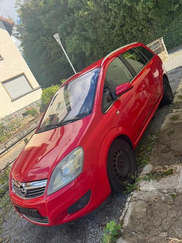 Rot Gebraucht 2009 Opel Zafira Innovation Van / Kleinbus | 2.790 € (Fairer Preis) - Bild 1/4