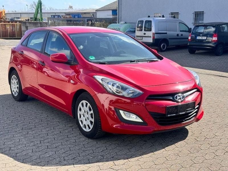 Gebraucht Hyundai i30 99 PS (72 kW) 2012 Rot Limousine