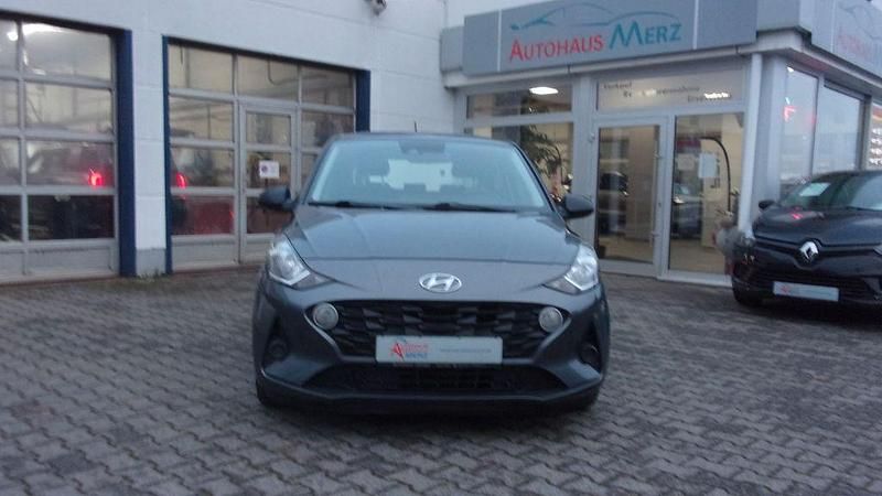 Grau Gebraucht 2020 Hyundai i10 Pure Kleinwagen | 10.920 € (Fairer Preis) - Bild 1/4