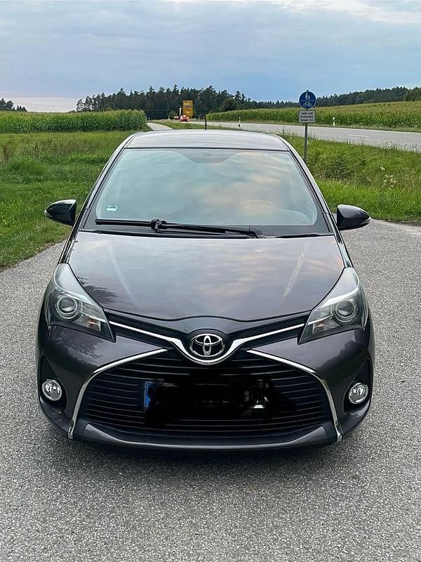 Grau Gebraucht 2016 Toyota Yaris Comfort Kleinwagen | 9.000 € (Fairer Preis) - Bild 1/4