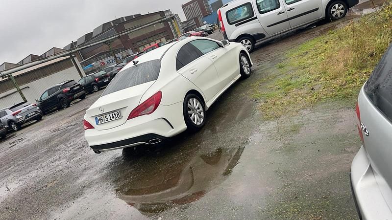 Weiß Gebraucht 2015 Mercedes CLA200 AMG line Limousine | 13.200 € (Guter Preis) - Bild 1/4