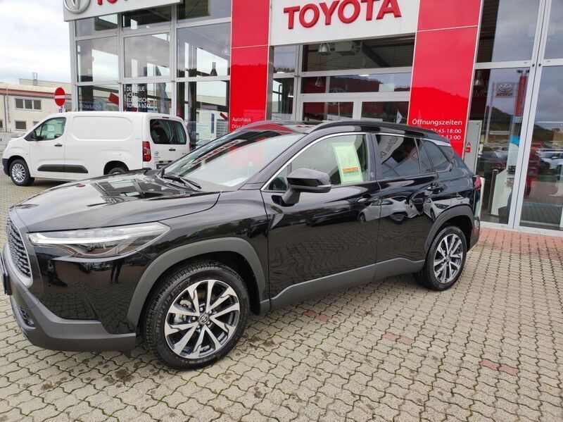Tiefschwarz mica metallic Neu 2024 Toyota Corolla Cross Team SUV | 39.590 € (Etwas zu teuer) - Bild 1/4
