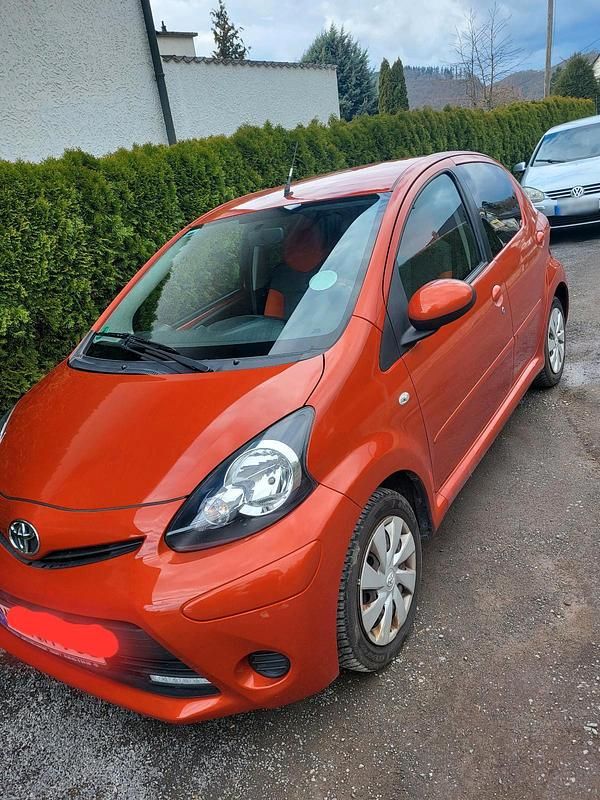 Gebraucht Toyota Aygo 69 PS (50 kW) 2012 Orange Kleinwagen