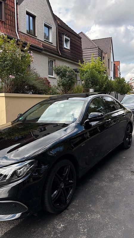 Schwarz Gebraucht 2019 Mercedes E300 Limousine | 28.950 € (Fairer Preis) - Bild 1/4