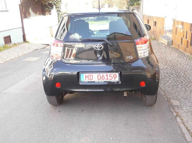 Gebraucht Toyota iQ Basis 68 PS (50 kW) 2011 Black mica / ink Kleinwagen