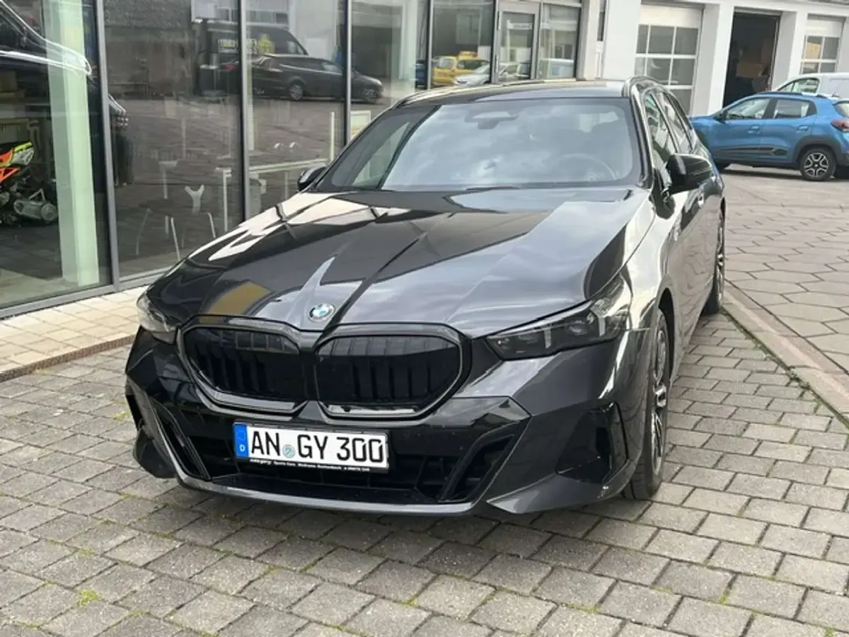Gebraucht BMW 540 286 PS (210 kW) 2025 Sophistograu brilliantmetalic Kombi
