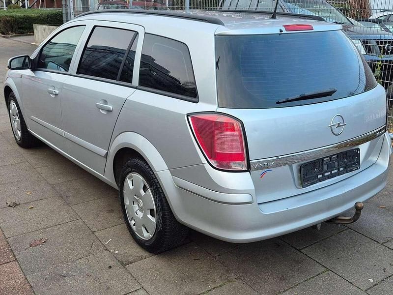 Gebraucht Opel Astra Edition 105 PS (77 kW) 2005 Starsilber iii m2 Kombi