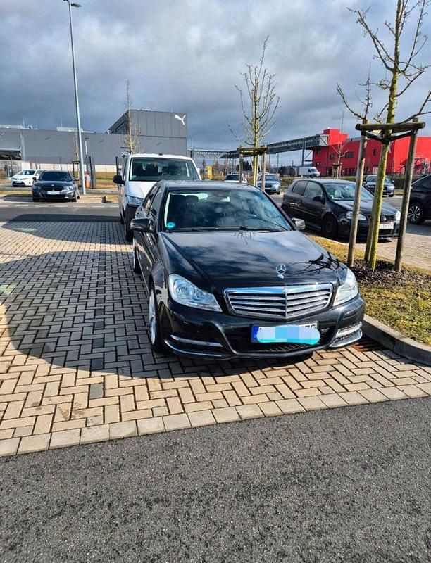 Schwarz Gebraucht 2011 Mercedes C180 Limousine | 8.200 € - Bild 1/4