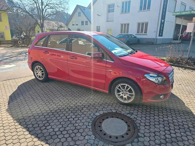 Gebraucht Mercedes B180 Avantgarde 122 PS (89 kW) 2012 Rot Van / Kleinbus