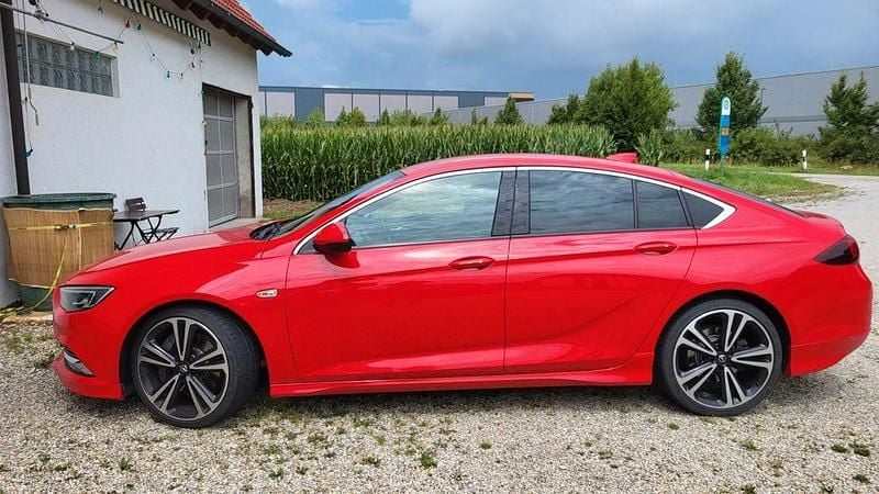 Rot Gebraucht 2017 Opel Insignia Limousine | 13.850 € (Superpreis) - Bild 1/4