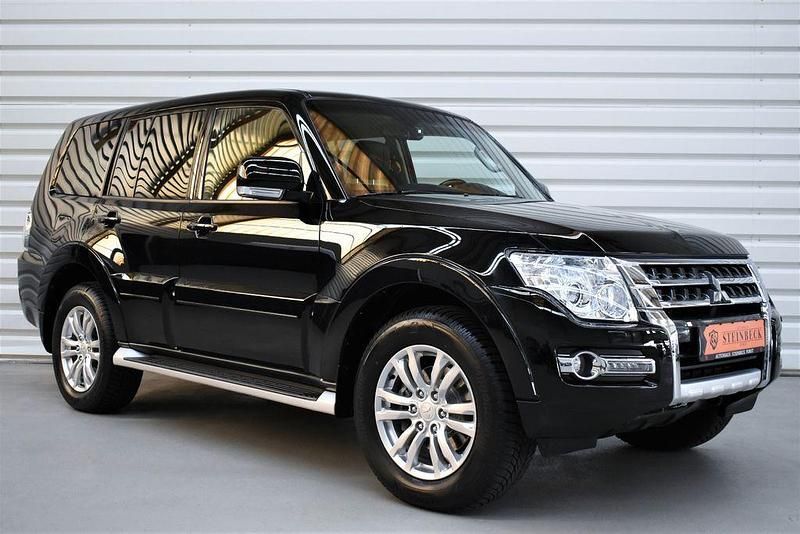 Schwarz Gebraucht 2016 Mitsubishi Pajero Diamant Edition SUV | 49.990 € - Bild 1/4
