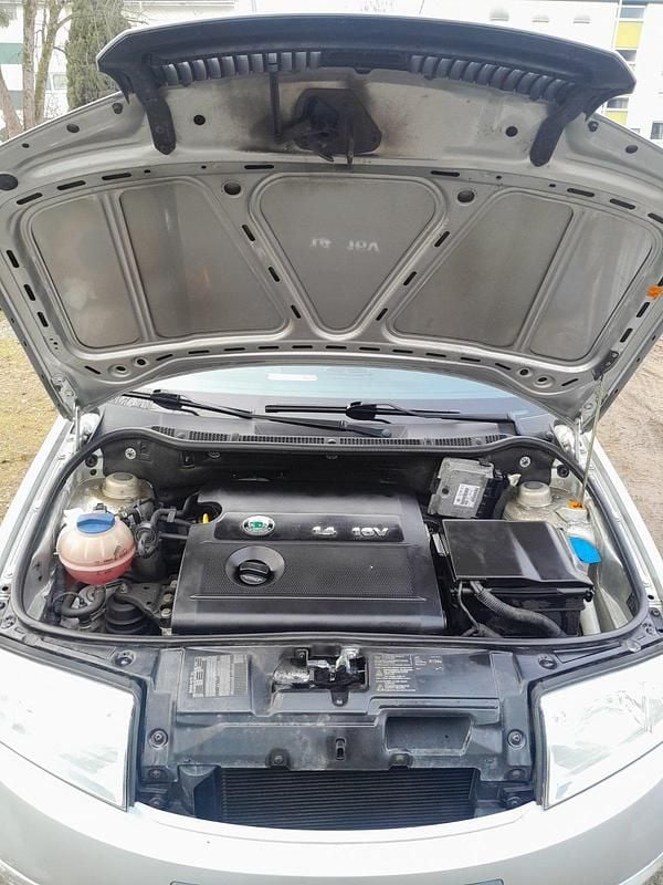 Grau Gebraucht 2001 Skoda Fabia Kleinwagen | 2.100 € (Fairer Preis) - Bild 1/4