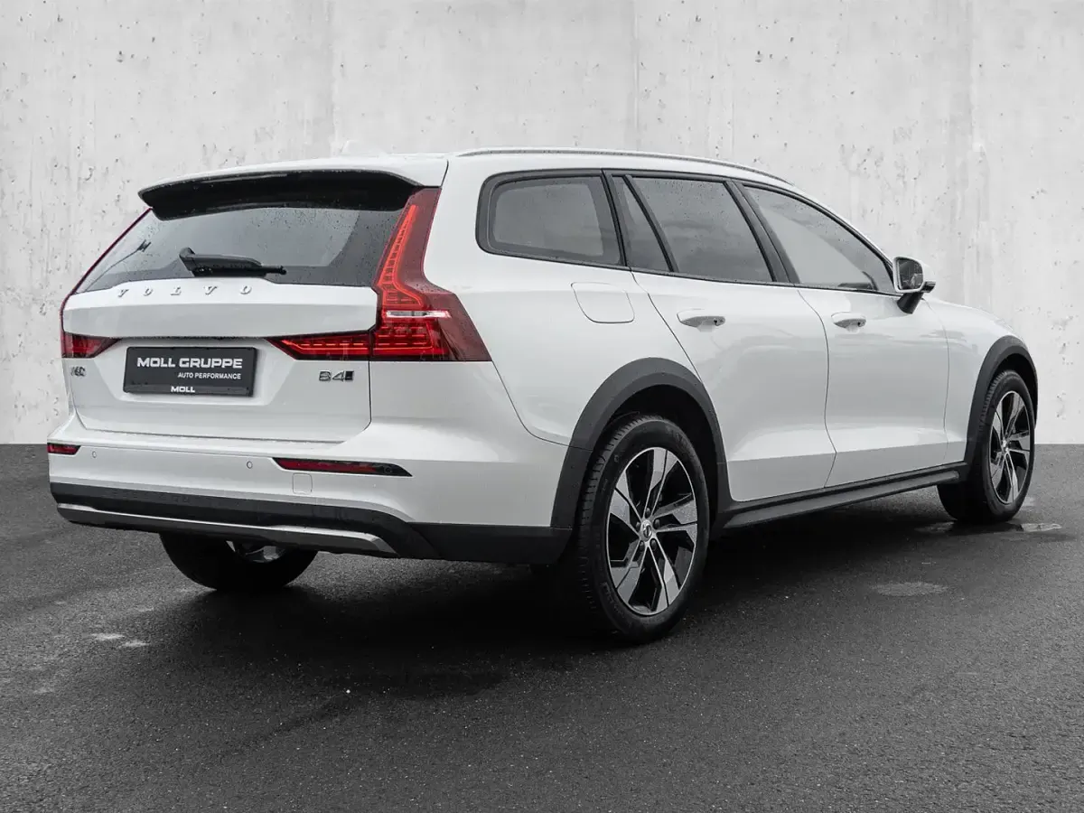 Gebraucht Volvo V60 CC Plus 197 PS (144 kW) 2024 Weiß Kombi