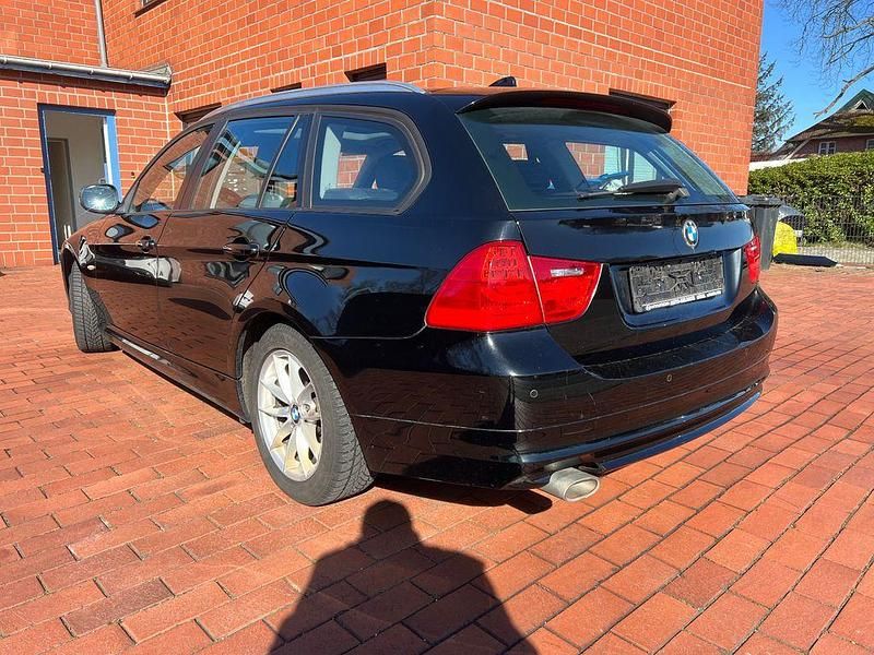 Gebraucht BMW 320 184 PS (135 kW) 2011 Schwarz Kombi