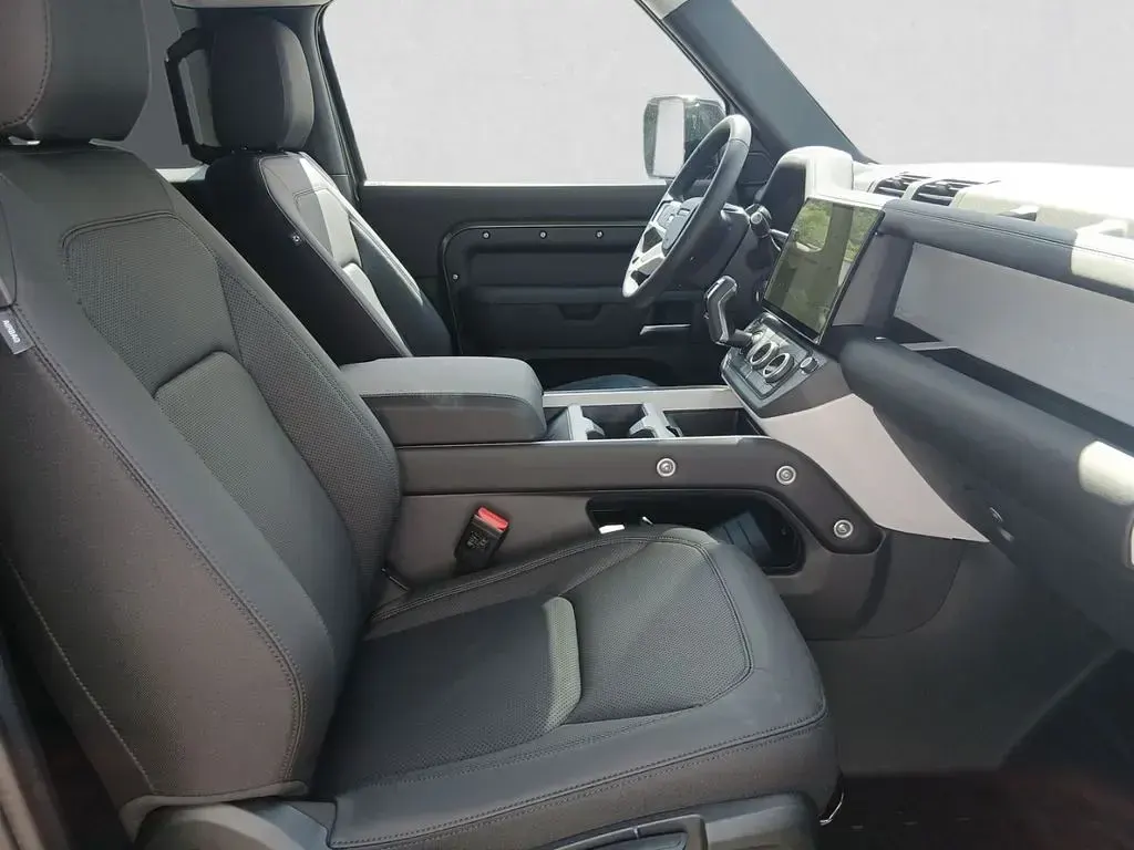 Neu Land Rover Defender S 200 PS (147 kW) 2026 Gruen SUV