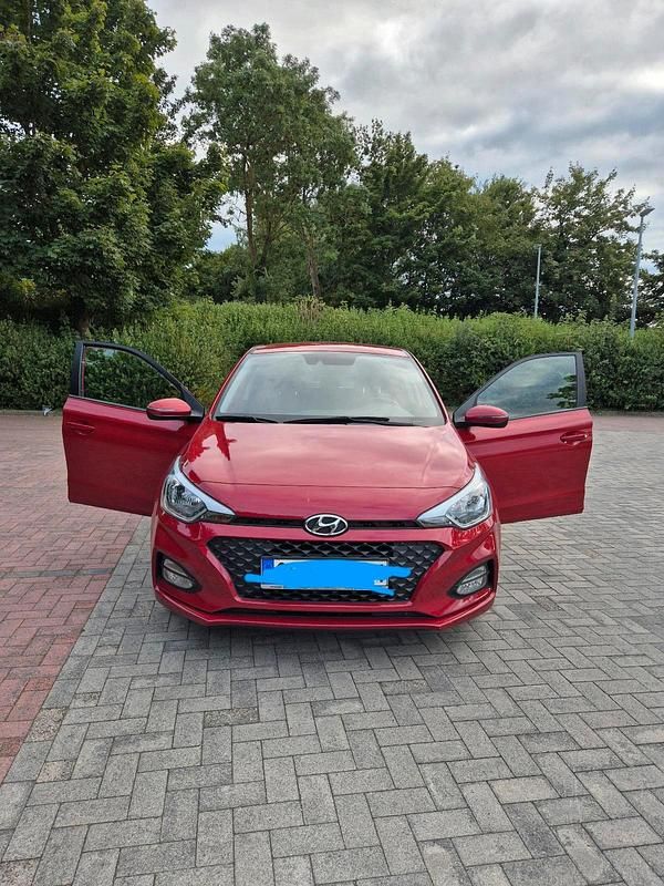 Rot Gebraucht 2018 Hyundai i20 Kleinwagen | 8.999 € (Guter Preis) - Bild 1/4