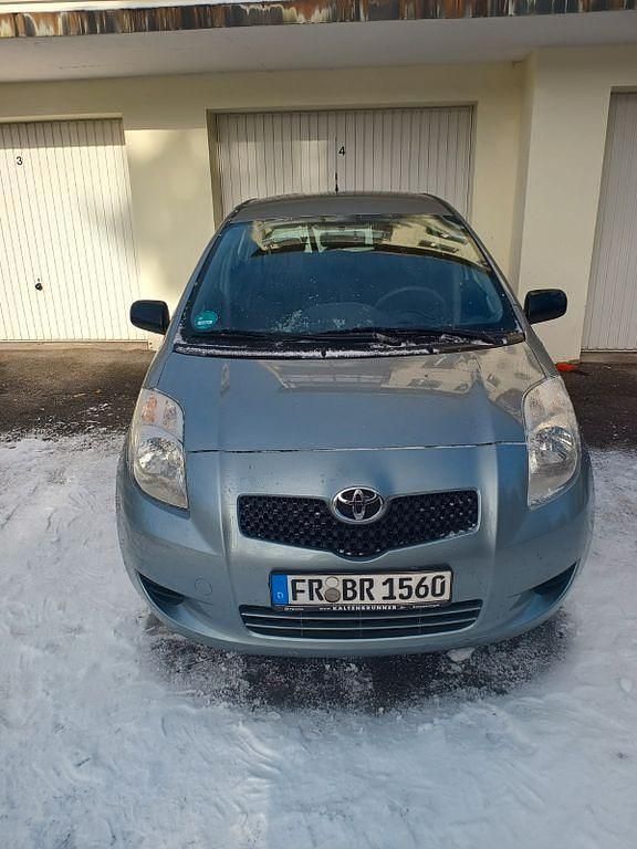 Grau Gebraucht 2008 Toyota Yaris Sol Limousine | 3.499 € (Etwas zu teuer) - Bild 1/4