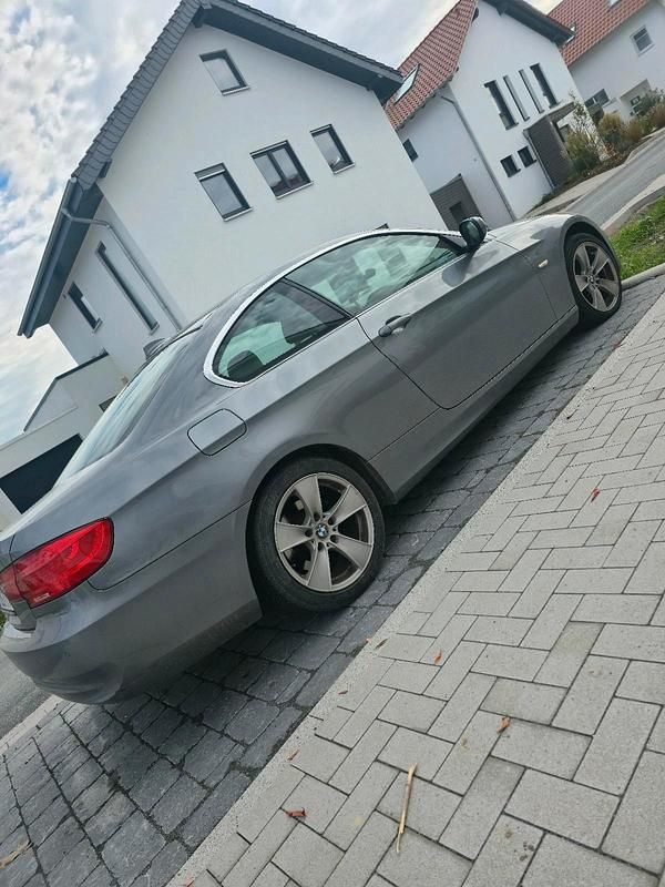 Gebraucht BMW 320 184 PS (135 kW) 2011 Grau Coupé